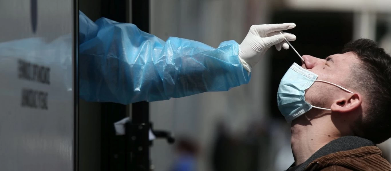 Ο ΕΟΔΥ πραγματοποιεί rapid test στους ταξιδιώτες που επιστρέφουν από νησιά στο λιμάνι του Πειραιά